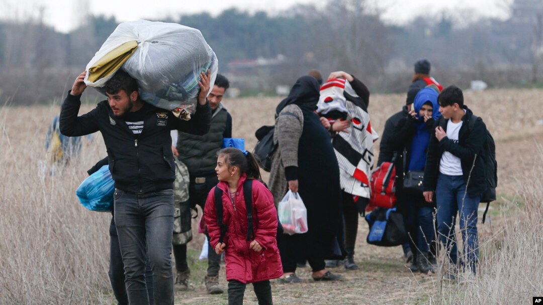 Para migran Suriah berjalan di Pazarkule, Turki dekat perbatasan dengan Yunani (foto: dok). 