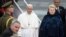 El papa Francisco fue recibido en el aeropuerto de Vilna por la presidenta lituana, Dalia Grybauskaité.