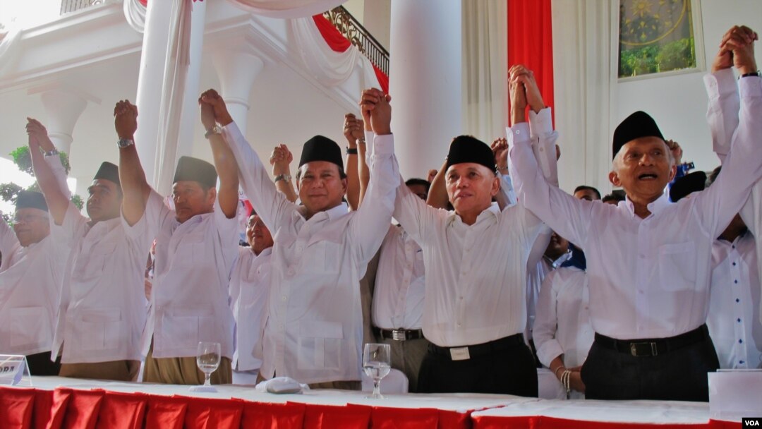 Prabowo Subianto dan Hatta Rajasa hari Senin (19/5) resmi dideklarasikan oleh enam partai politik sebagai calon presiden dan wakil presiden dalam pemilihan Presiden mendatang (foto: VOA/Fathiyah).