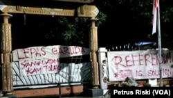 Poster dan spanduk di pagar asrama mahasiswa Papua di Jalan Kalasan, Surabaya, menyambut kedatangan Gubernur Papua dan Gubernur Jawa Timur (Foto:VOA/ Petrus Riski).