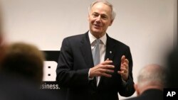 Gobernador de Arkansas, Asa Hutchinson.