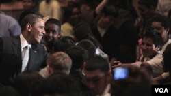 El presidente Obama saluda a los estudiantes de la secundaria Kenmore, en Arlington, Virginia.