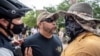 Demonstranti i kontrademonstranti na protestu protiv obaveze nošenja maske radi sprečavanja pandemije koronavirusa u Ostinu u Teksasu, 28. juna 2020. (Foto: Reuters)