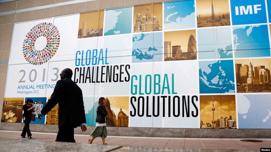Slogan-slogan di depan Markas IMF dalam rangka Pertemuan Tahunan Bank Dunia - IMF, Washington DC (8/10/2013). Dalam laporannya, Bank Dunia mengatakan 1,2 milyar penduduk dunia masih hidup dalam kemiskinan. 