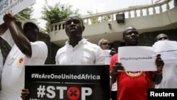 Manifestantes contra xenofobia junto ao consulado sul-africano em Lagos