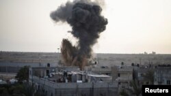 Cột khói bốc lên sau cuộc pháo kích của Israel vào Rafah.