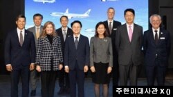 미셸 스틸 주한미국대사가 15일 김정관 산업통상부 장관(스틸 대사 왼쪽 남성)과 조원태 한진그룹 회장(스틸 대사 오른쪽 남성) 등과 만나 기념 사진 촬영을 하고 있다.
