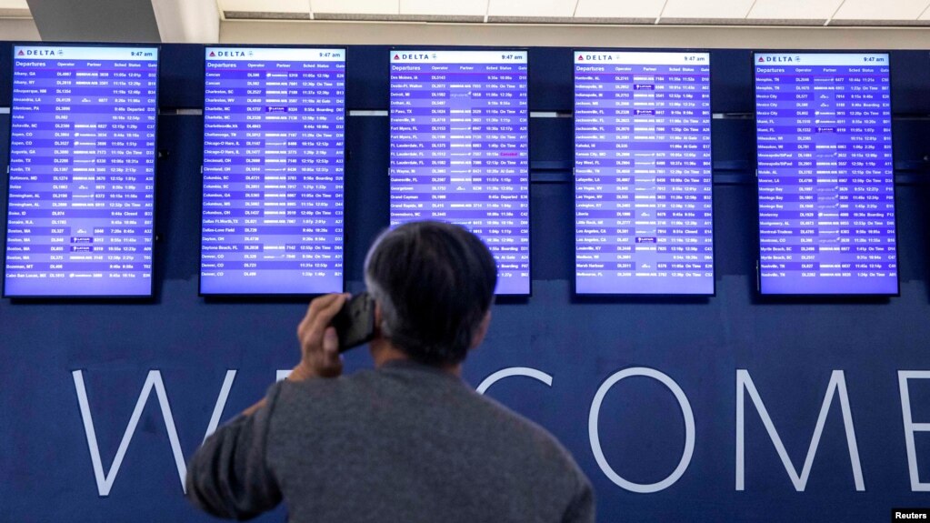 Hành khách xem thông tin chuyến bay tại sân bay Hartsfield-Jackson Atlanta ở bang Atlanta, Mỹ.