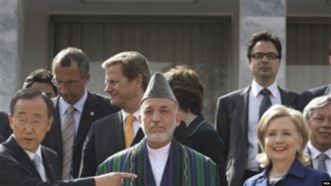 Sekjen PBB Ban Ki-moon, Presiden Hamid Karzai, dan Menlu AS Hillary Clinton, dalam konferensi donor di Kabul, Afghanistan 20 Juli 2010.