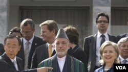 Sekjen PBB Ban Ki-moon, Presiden Hamid Karzai, dan Menlu AS Hillary Clinton, dalam konferensi donor di Kabul, Afghanistan 20 Juli 2010.