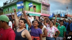 Migrantes centroamericanos viajan en la caravana anual en Matías Romero, estado de Oaxaca, México, el martes, 3 de abril, de 2018.