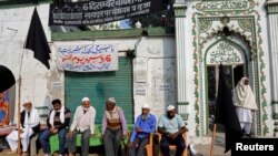 Umat ​​Muslim duduk di luar masjid usai peringatan 25 tahun penghancuran masjid Babri abad ke-16 oleh massa Hindu di kota Ayodhya, India, 6 Desember 2017. (Foto: dok). 