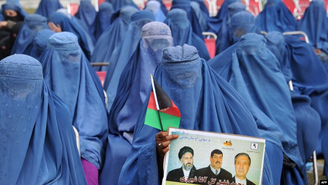 Perempuan bercadar Afghanistan menghadiri kampanye kandidat pemilihan Presiden Afghanistan, Gul Agha Shirzai di Jalalabad, provinsi Nangarhar (8/3).
