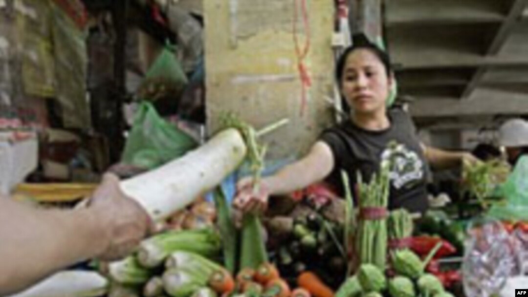 "Hôm kia, hôm kìa, điện thoại ting ting tin nhắn từ Tổng đài Mặt trận “Vì người nghèo - không để ai bị bỏ lại phía sau”"... Hình minh họa.
