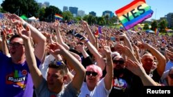 澳大利亚民调结果支持同性婚姻合法化后支持者举行庆祝集会