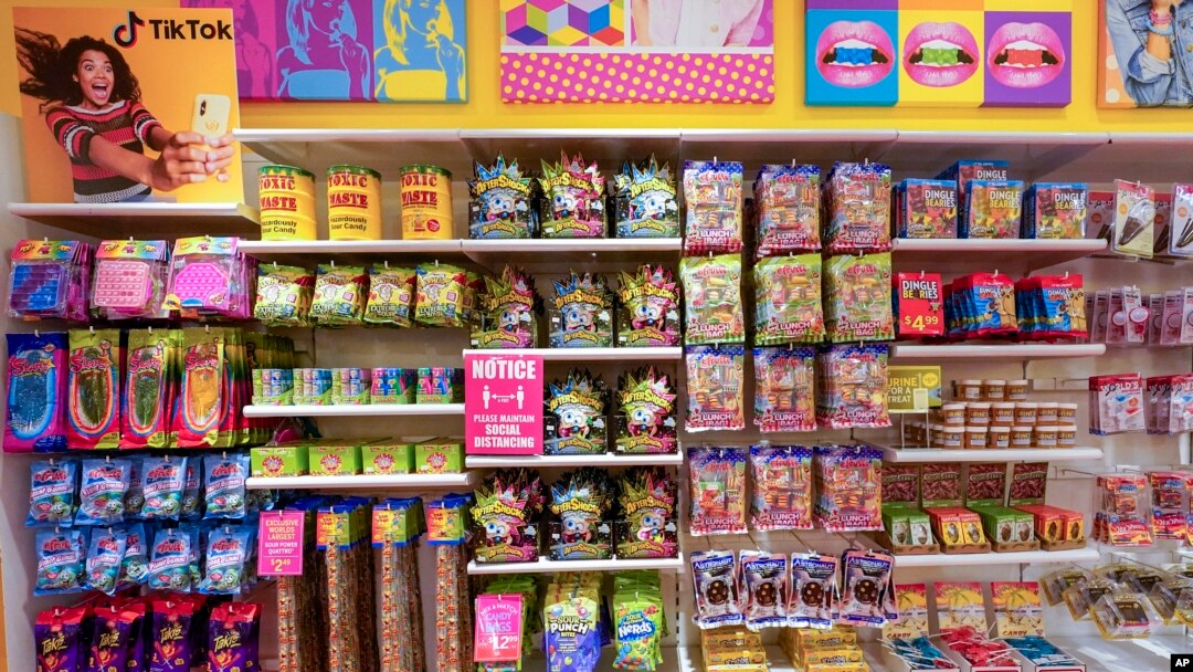Una columna de dulces, a la izquierda, que aparece en los videos de TikTok se muestra en la tienda de dulces It'Sugar, el miércoles 6 de octubre de 2021, en el Upper East Side de Nueva York.