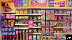 Una columna de dulces, a la izquierda, que aparece en los videos de TikTok se muestra en la tienda de dulces It'Sugar, el miércoles 6 de octubre de 2021, en el Upper East Side de Nueva York.