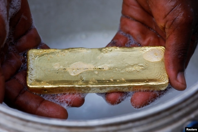 A worker washes off excess impurities during a gold smelting process at a facility in Accra, Ghana August 22, 2024. (REUTERS/Francis Kokoroko)