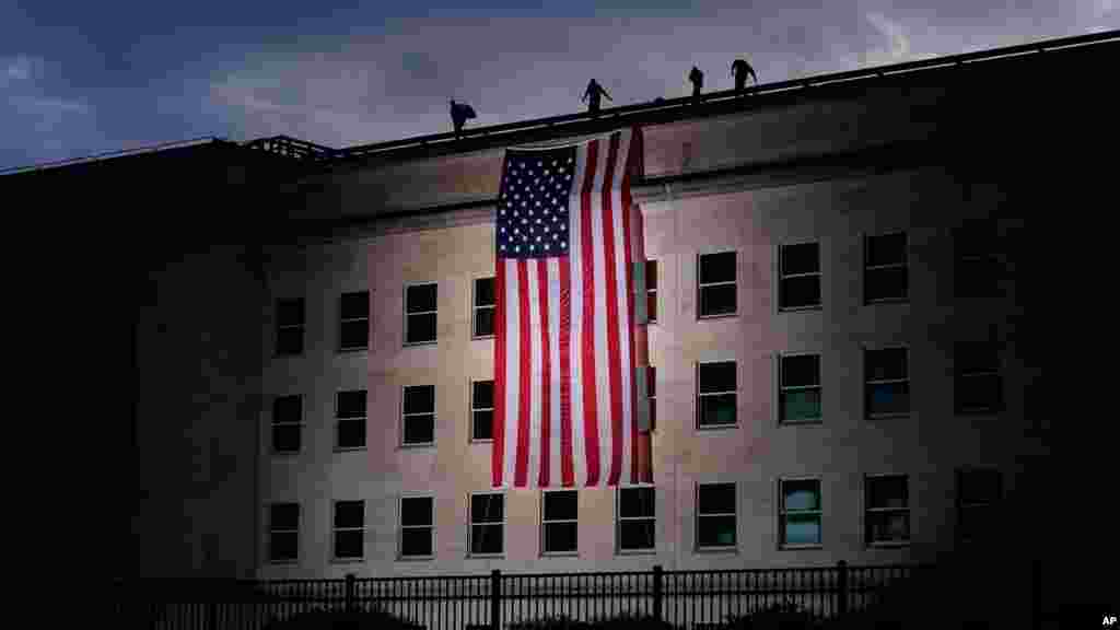 پرچم بزرگ آمریکا روی ساختمان وزارت دفاع آمریکا موسوم به پنتاگون. یابود قربانیان حمله تروریستی ۱۱ سپتامبر ۲۰۰۱ به آمریکا.