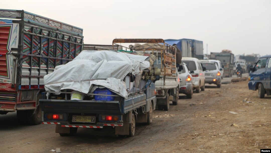 Truk-truk yang membawa barang bawaan orang-orang yang mengungsi dari Kota Maarat al-Numan, di utara Idlib, Suriah, 24 Desember 2019. (Foto: Reuters)