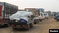 Truk-truk yang membawa barang bawaan orang-orang yang mengungsi dari Kota Maarat al-Numan, di utara Idlib, Suriah, 24 Desember 2019. (Foto: Reuters)