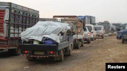 Truk-truk yang membawa orang-orang yang mengungsi dari Maarat al-Numan, di utara Idlib, Suriah, 24 Desember 2019. (Foto: Reuters/Masano)