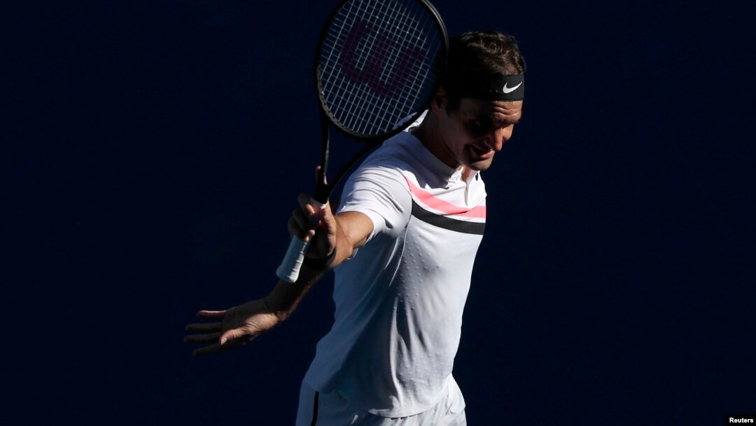 Petenis Swiss, Roger Federer, menyapa penonton setelah memenangi pertandingan melawan Marton Fucsovics di turnamen Australia Terbuka, Rod Lover Arena, Melbourne 22 Januari 2018.