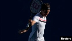 Petenis Swiss, Roger Federer, menyapa penonton setelah memenangi pertandingan melawan Marton Fucsovics di turnamen Australia Terbuka, Rod Lover Arena, Melbourne 22 Januari 2018.