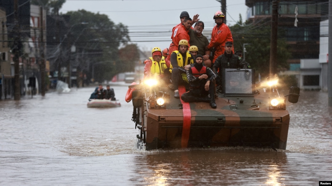 Un tanque del ejército se utiliza en las obras de rescate en una zona inundada en Porto Alegre, estado de Rio Grande do Sul, Brasil, el 10 de mayo de 2024. 