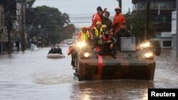Un tanque del ejército se utiliza en las obras de rescate en una zona inundada en Porto Alegre, estado de Rio Grande do Sul, Brasil, el 10 de mayo de 2024. 