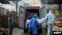 করোনাভাইরাসে মারা যাওয়া একজনের লাশ নিয়ে যাচ্ছেন নয়া দিল্লির স্বাস্থ্য কর্মীরা - ফাইল ফটো - রয়টার্স 