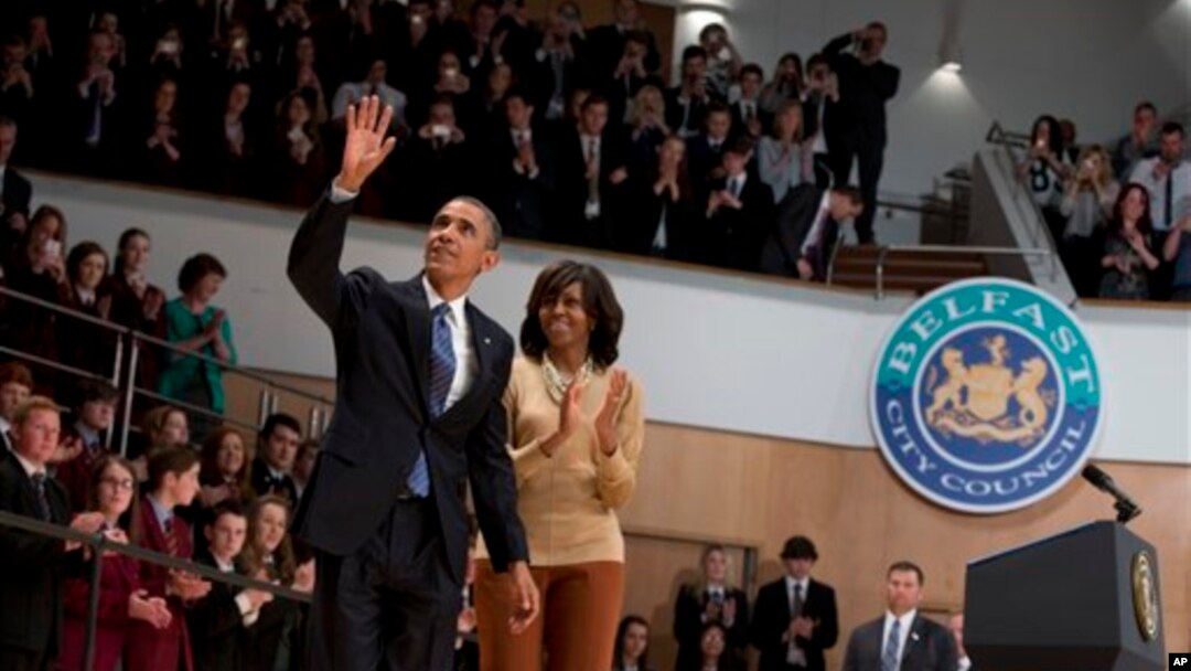 Presiden Amerika, Barack Obama dan ibu negara Michelle Obama melambaikan tangan kepada para hadirin seusai menyampaikan sambutan di Belfast Waterfront Hal, Belfast, Irlandia Utara, (17/6). Presiden Obama mengunjungi Irlandia Utara untuk menghadiri KTT G-8 yang diselenggarakan selama dua hari di Enniskillen.