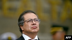 ARCHIVO - El presidente colombiano Gustavo Petro asiste a una ceremonia militar para juramentar al nuevo comandante general de las Fuerzas Militares, almirante Francisco Cubides, en la escuela Militar José María Córdova de Bogotá el 09 de julio de 2024.