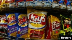 Los que vieron películas de acción tienden a comer más refrigerios sin pensar, según un estudio.