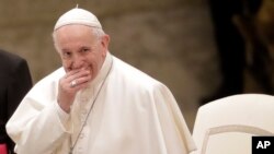 El papa Francisco arriba al Aula Pablo VI en el Vaticano para su audiencia general semanal, 13 de febrero de 2019. (AP Foto/Andrew Medichini)