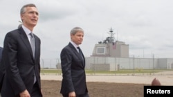 Le secrétaire général de l'Otan Jens Stoltenberg et le Premier ministre roumain Dacian Ciolos arrivent pour l'inauguration de la base aérienne de Deveselu, le 12 mai 2016.