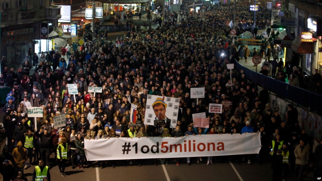 Sa protestne šetnje u Beogradu 1 od 5 miliona, Foto: AP Photo/Darko Vojinovic