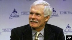 Mantan eksekutif Time Warner Inc., Ted Turner dalam sebuah konferensi pers (foto: dok). Time Warner akan menghapus jaminan kesehatan bagi pensiunan.