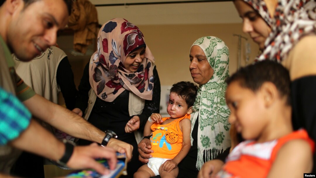 Mohammed Wahdan, wounded in Israeli shelling, receives psychological care at Shifa hospital in Gaza City ,August 14, 2014.
