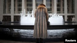 Seorang perempuan mengenakan mantel dari bulu hewan (foto: ilustrasi).