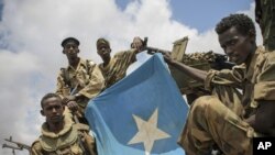 Beberapa tentara Somalia mengibarkan bendera nasional (foto: dok). PBB memperlonggar embargo senjata atas militer Somalia. 