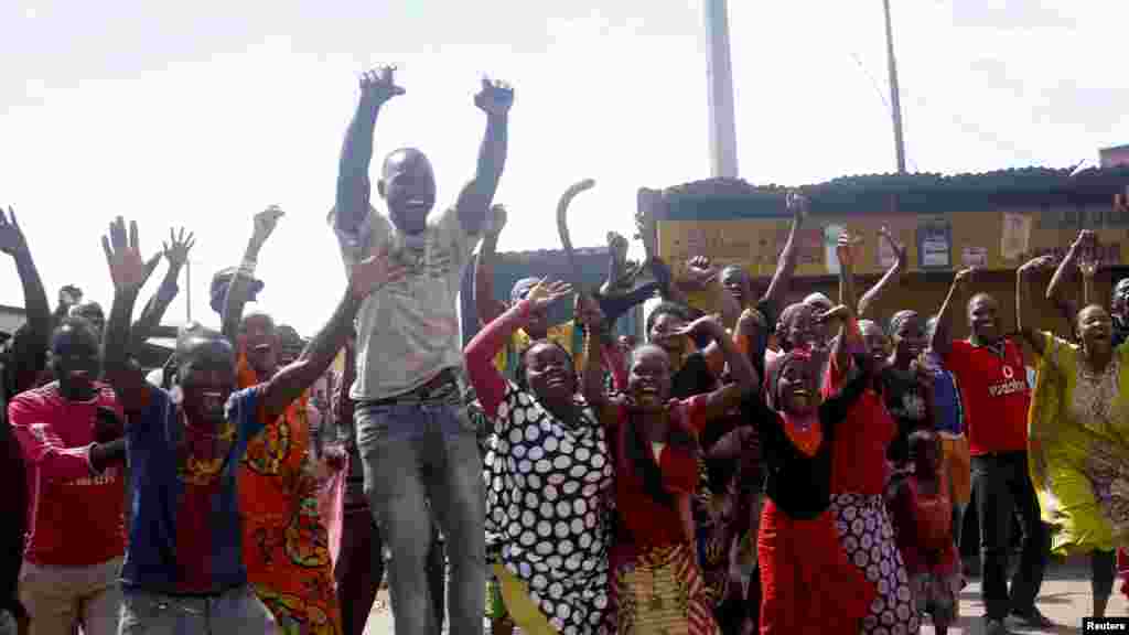 La foule célèbre après l&rsquo;annonce de la destitution du président Pierre Nkurunziza par un haut gradé de l&rsquo;armée à Bujumbura, au Burundi le 13 mai 2015.