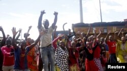Watu wakifurahia mjini Bujumbura ripoti kuwa Rais Nkurunziza amepinduliwa mapema Jumatano. 