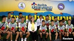 Duabelas remaja putra dan pelatih sepak bola mereka yang diselamatkan dari sebuah gua yang banjir, saat menghadiri konferensi pers di Provinsi Chiang Rai, sebelah utara Thailand, 18 Juli 2018.