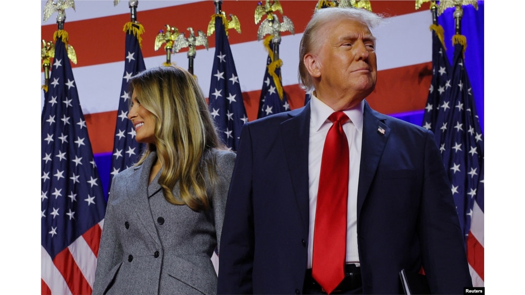 Republikanskom predsjedničkom kandidatu bivšem američkom predsjedniku Donaldu Trumpu na pozornici se pridružuje njegova supruga Melanija na njegovom skupu u izbornoj noći u kongresnom centru okruga Palm Beach u West Palm Beachu, Florida, 6. novembra 2024.