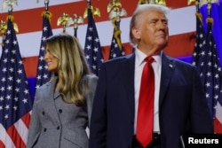 Republikanskom predsjedničkom kandidatu bivšem američkom predsjedniku Donaldu Trumpu na pozornici se pridružuje njegova supruga Melanija na njegovom skupu u izbornoj noći u kongresnom centru okruga Palm Beach u West Palm Beachu, Florida, 6. novembra 2024.