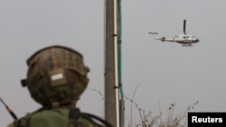 Izraelski vojnik posmatra helikopter UN-a kako nadleće izraelsko-libansku granicu u blizini severnog grada Metula, 29. decembra 2013. 