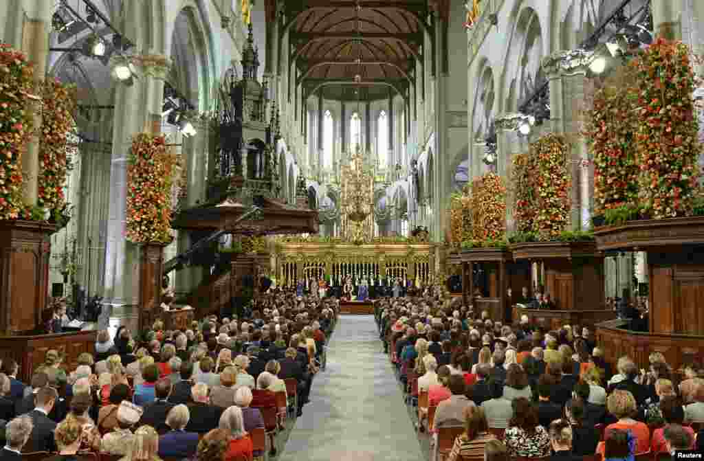 Suasana upacara keagamaan untuk menobatkan raja di gereja Nieuwe Kerk, Amsterdam. 