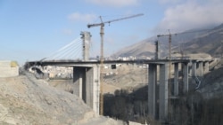 تصویری از پل عظیمیه یا بی-۱ کرج پس از حمله هوایی روز ۱۳ فروردین