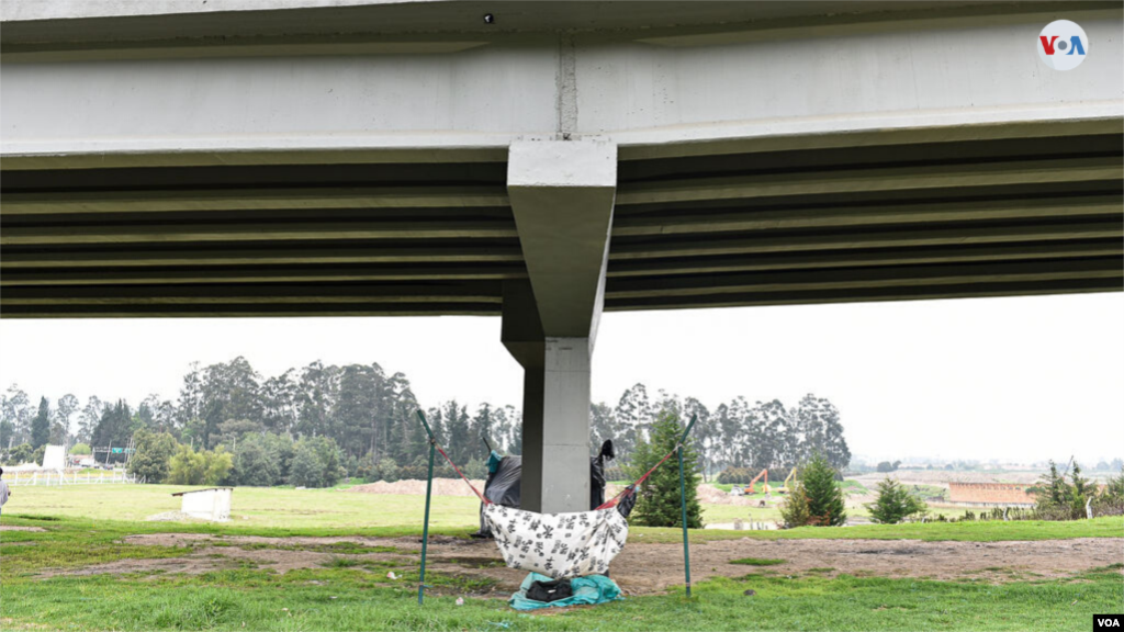 Cansados de la larga caminata e impedidos, han improvisado campamentos para pasar la noche y preparar algo de comer. [Foto: Diego Huertas]